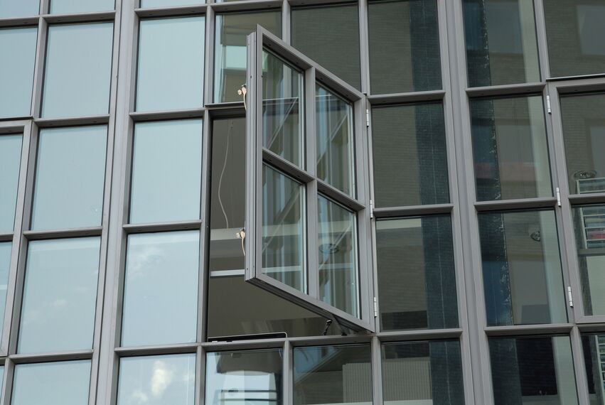 ConceptSystem 68 Drzwi aluminiowe, CS 38-SL Systemy anulowane, ConceptWall 50 Ściany osłonowe aluminiowe, CS 38-SL Systemy anulowane oraz ConceptSystem 68 Okna aluminiowe - Office building De Drie Rivieren zlokalizowany w Ridderkerk, Holandia