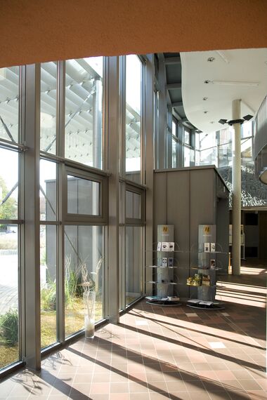 ConceptWall 50 Ściany osłonowe aluminiowe, BriseSoleil 100 Osłony przeciwsłoneczne oraz BriseSoleil 30  Osłony przeciwsłoneczne - Service flat/Rest house Ter Vlierbeke zlokalizowany w Kessel-Lo, België