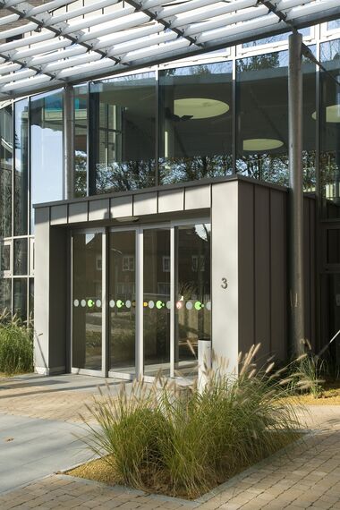 ConceptWall 50 Ściany osłonowe aluminiowe, BriseSoleil 100 Osłony przeciwsłoneczne oraz BriseSoleil 30  Osłony przeciwsłoneczne - Service flat/Rest house Ter Vlierbeke zlokalizowany w Kessel-Lo, België