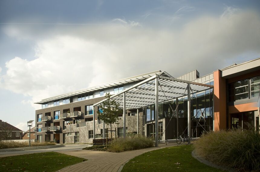 ConceptWall 50 Ściany osłonowe aluminiowe, BriseSoleil 100 Osłony przeciwsłoneczne oraz BriseSoleil 30  Osłony przeciwsłoneczne - Service flat/Rest house Ter Vlierbeke zlokalizowany w Kessel-Lo, België