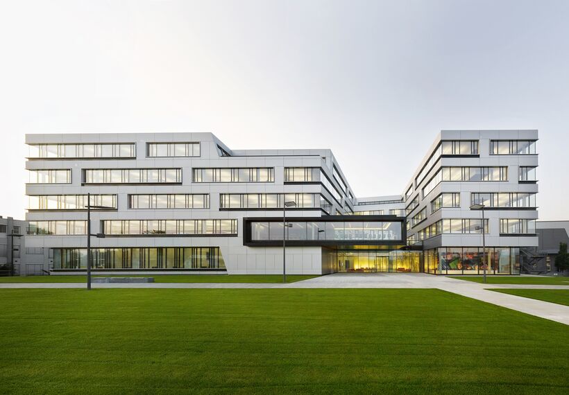 ConceptWall 50 Ściany osłonowe aluminiowe - S.Oliver Administrative Headquarters zlokalizowany w Rottendorf, Niemcy