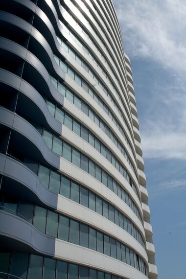 ConceptSystem 77 Drzwi aluminiowe oraz ConceptSystem 77 Okna aluminiowe - Apartmentcompleks White Sails zlokalizowany w Odessa, Ukraina