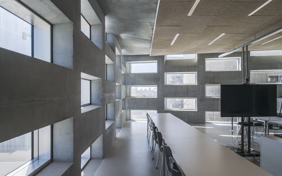 ConceptDoor 45Pa Drzwi aluminiowe, ConceptWall 86 Ściany osłonowe aluminiowe, ConceptPatio 130 Drzwi przesuwne aluminiowe oraz ConceptWall 50 Ściany osłonowe aluminiowe - Entertainment LA MÉCA zlokalizowany w Bordeaux, Francja