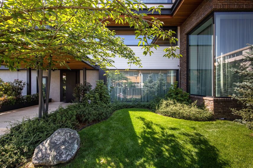 CW 50-SC Ściany osłonowe aluminiowe oraz MasterLine 8 HI+ Okna aluminiowe - M House zlokalizowany w Voluntari, Rumunia