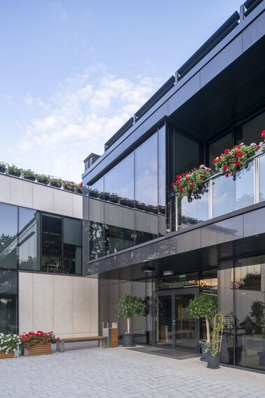 BriseSoleil 100 Osłony przeciwsłoneczne, ConceptWall 50 Ściany osłonowe aluminiowe oraz CW 50-SC Ściany osłonowe aluminiowe - Office building Venezia w Warszawie zlokalizowany w Warsaw, Polska