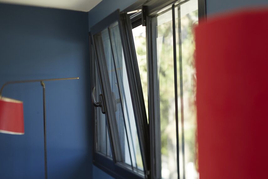 ConceptPatio 68 Drzwi przesuwne aluminiowe, ConceptFolding 77 Drzwi przesuwne aluminiowe oraz TS 68 Okna aluminiowe - House Maison Privée - Le Pouliguen zlokalizowany w Le Pouliguen, Francja