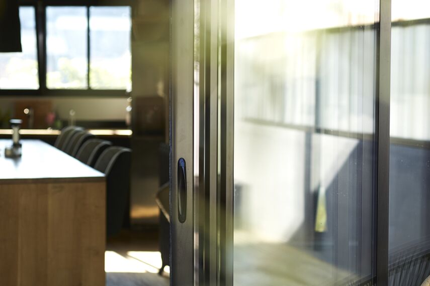 ConceptPatio 68 Drzwi przesuwne aluminiowe, ConceptFolding 77 Drzwi przesuwne aluminiowe oraz TS 68 Okna aluminiowe - House Maison Privée - Le Pouliguen zlokalizowany w Le Pouliguen, Francja