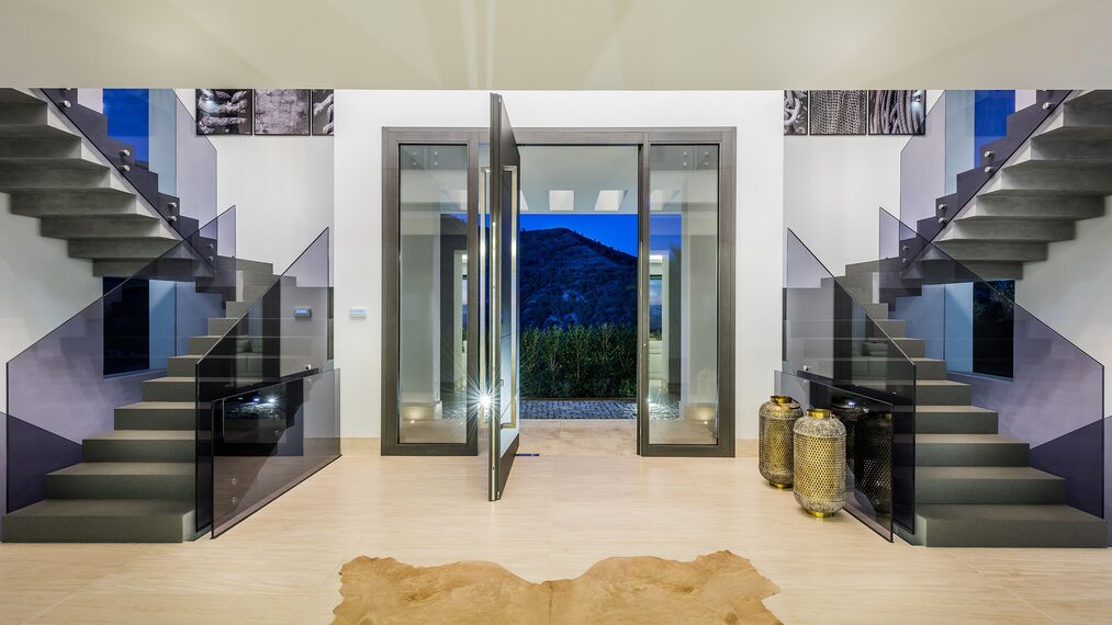 HiFinity Drzwi przesuwne aluminiowe, ConceptSystem 77 Okna aluminiowe oraz EcoSystem 50 Okna aluminiowe - Heaven 11 zlokalizowany w Marbella, Hiszpania