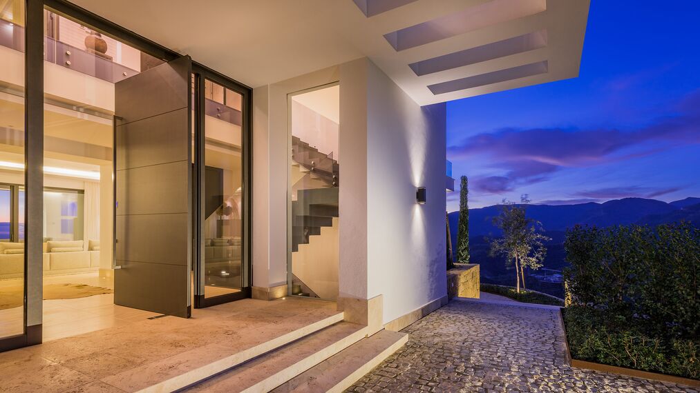 HiFinity Drzwi przesuwne aluminiowe, ConceptSystem 77 Okna aluminiowe oraz EcoSystem 50 Okna aluminiowe - Heaven 11 zlokalizowany w Marbella, Hiszpania