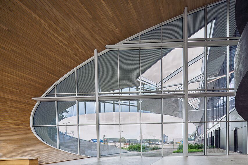 ConceptFolding 77 Drzwi tarasowe aluminiowe oraz ConceptWall 50 Ściany osłonowe aluminiowe - DC New Logic III zlokalizowany w Tilburg, Holandia