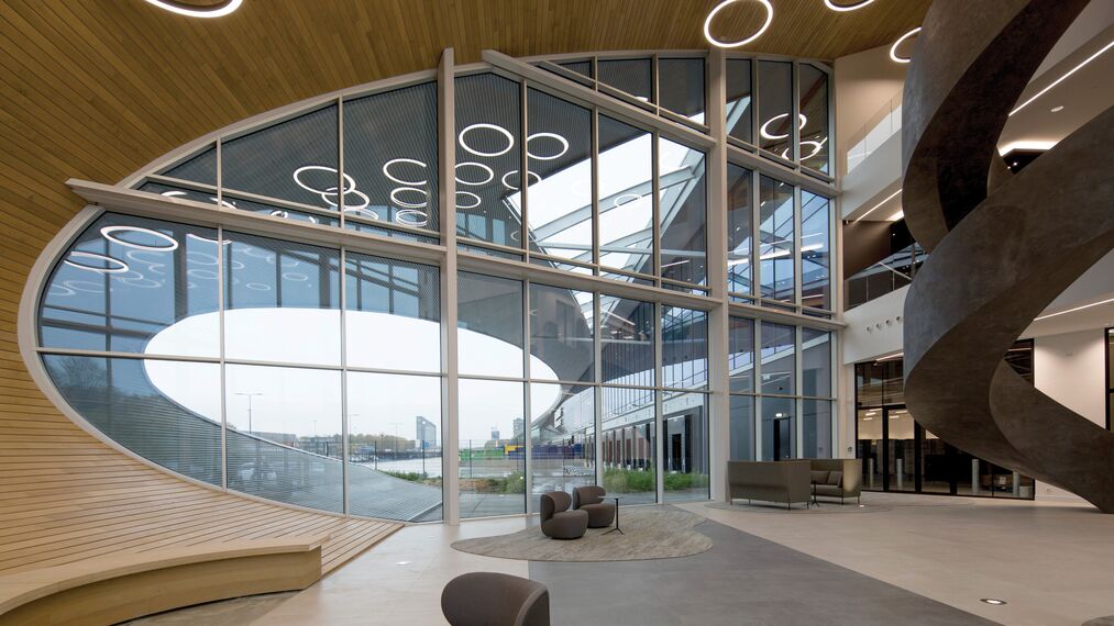 ConceptFolding 77 Drzwi tarasowe aluminiowe oraz ConceptWall 50 Ściany osłonowe aluminiowe - DC New Logic III zlokalizowany w Tilburg, Holandia