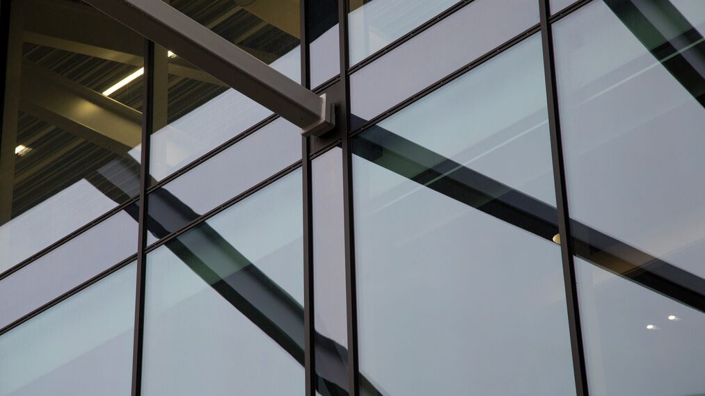 ConceptFolding 77 Drzwi tarasowe aluminiowe oraz ConceptWall 50 Ściany osłonowe aluminiowe - DC New Logic III zlokalizowany w Tilburg, Holandia