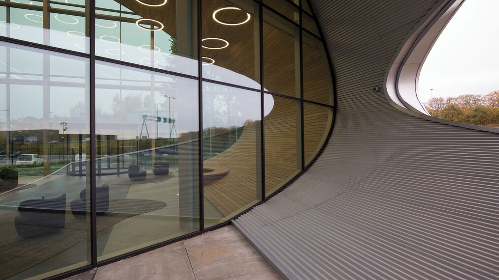 ConceptFolding 77 Drzwi tarasowe aluminiowe oraz ConceptWall 50 Ściany osłonowe aluminiowe - DC New Logic III zlokalizowany w Tilburg, Holandia