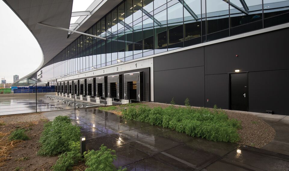 ConceptFolding 77 Drzwi tarasowe aluminiowe oraz ConceptWall 50 Ściany osłonowe aluminiowe - DC New Logic III zlokalizowany w Tilburg, Holandia