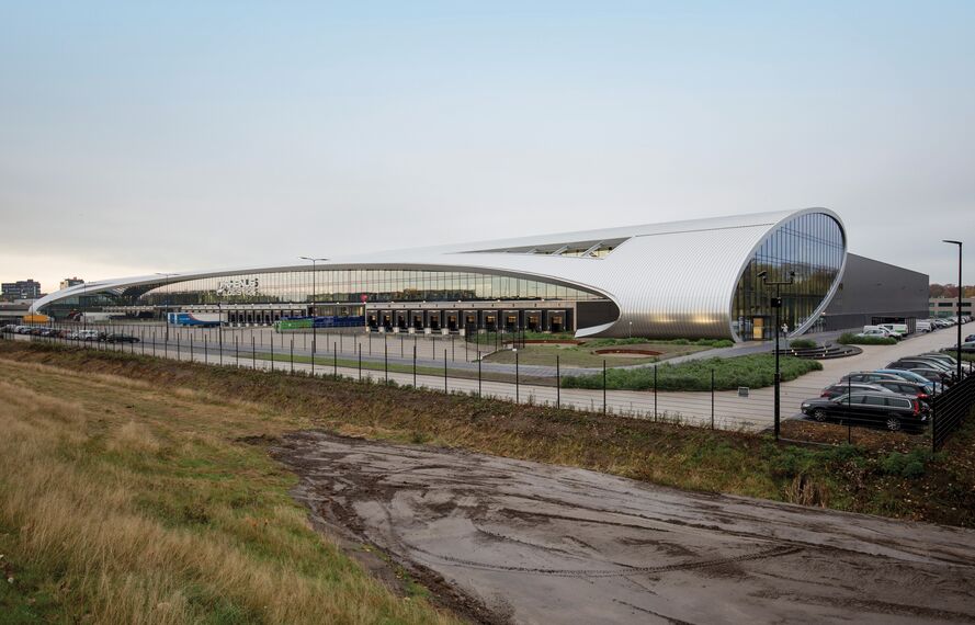 ConceptFolding 77 Drzwi tarasowe aluminiowe oraz ConceptWall 50 Ściany osłonowe aluminiowe - DC New Logic III zlokalizowany w Tilburg, Holandia