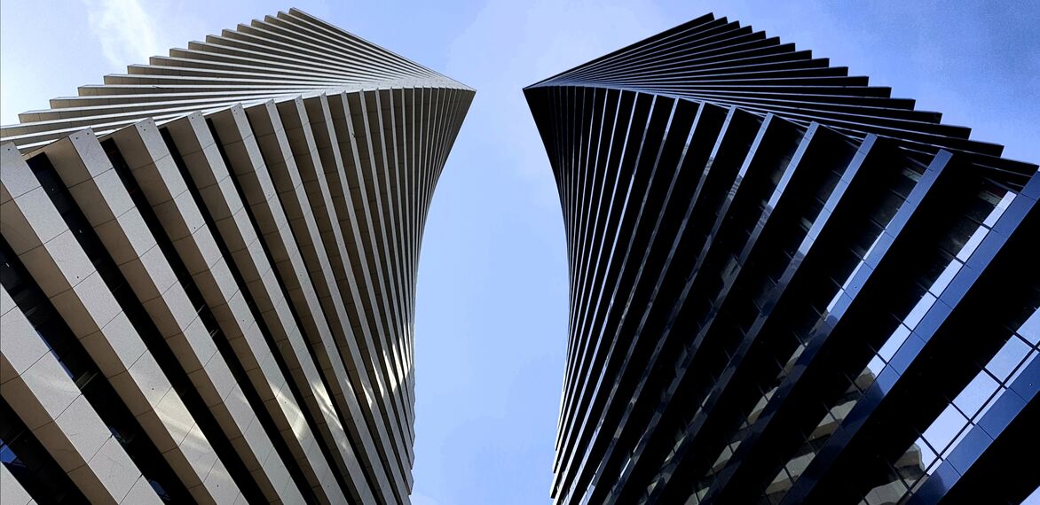 ConceptWall 50 Ściany osłonowe aluminiowe, ConceptSystem 77 Drzwi aluminiowe oraz ConceptSystem 77 Okna aluminiowe - Apartmentcompleks Axis Towers zlokalizowany w Tbilisi, Gruzja