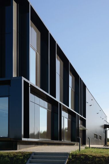 ConceptSystem 59Pa Okna aluminiowe oraz CW 50-HI Ściany osłonowe aluminiowe - Siedziba Pivexin Technology zlokalizowany w Babice, Polska