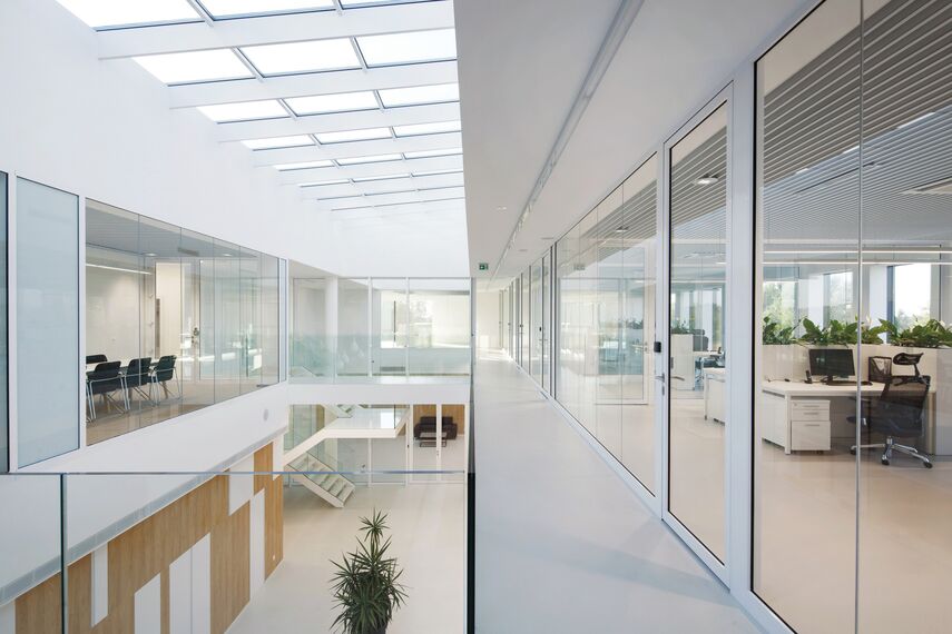 ConceptSystem 59Pa Okna aluminiowe oraz CW 50-HI Ściany osłonowe aluminiowe - Siedziba Pivexin Technology zlokalizowany w Babice, Polska