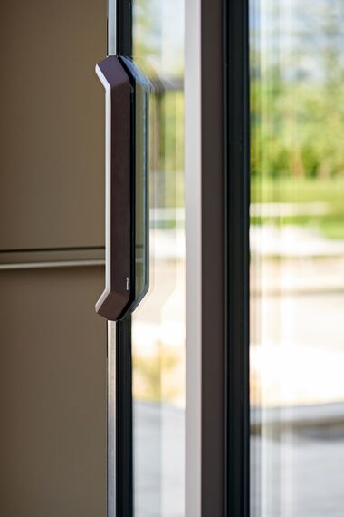 HiFinity Drzwi przesuwne aluminiowe - House Villa Hi-Finity Bergamo zlokalizowany w Bergamo, Włochy