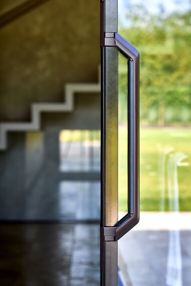 HiFinity Drzwi przesuwne aluminiowe - House Villa Hi-Finity Bergamo zlokalizowany w Bergamo, Włochy