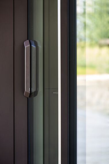 HiFinity Drzwi przesuwne aluminiowe - House Villa Hi-Finity Bergamo zlokalizowany w Bergamo, Włochy