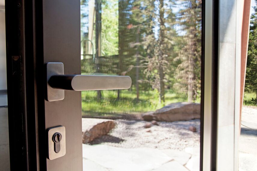 ConceptSystem 77 Okna aluminiowe, ConceptSystem 77 Drzwi aluminiowe, HiFinity Drzwi przesuwne aluminiowe oraz Purity Klamki aluminiowe - Rezydencja Flying Star zlokalizowany w Bridger Canyon, Stany Zjednoczone Ameryki Północnej