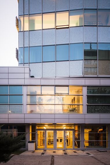 ConceptWall 50 Ściany osłonowe aluminiowe oraz ConceptSystem 77 Okna aluminiowe - College/University Budynek C7 Politechniki Wrocławskiej zlokalizowany w Wrocław, Polska