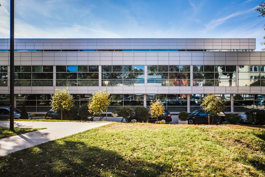 ConceptWall 50 Ściany osłonowe aluminiowe oraz ConceptSystem 77 Okna aluminiowe - College/University Budynek C7 Politechniki Wrocławskiej zlokalizowany w Wrocław, Polska