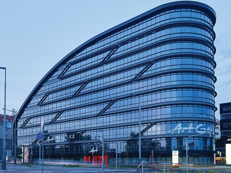 CS 86-HI (c) Systemy anulowane oraz ConceptWall 50 Ściany osłonowe aluminiowe - Office building ArtGen zlokalizowany w Prague, Czechy