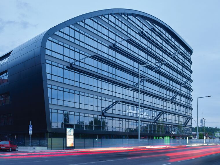 CS 86-HI (c) Systemy anulowane oraz ConceptWall 50 Ściany osłonowe aluminiowe - Office building ArtGen zlokalizowany w Prague, Czechy