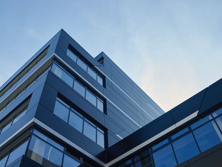 CS 86-HI (c) Systemy anulowane oraz ConceptWall 50 Ściany osłonowe aluminiowe - Office building ArtGen zlokalizowany w Prague, Czechy