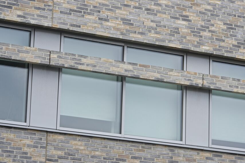 BriseSoleil 100 Osłony przeciwsłoneczne, CS 104 (c) Systemy anulowane oraz CW 50-HI Ściany osłonowe aluminiowe - Office building Det Faglige Hus zlokalizowany wDania