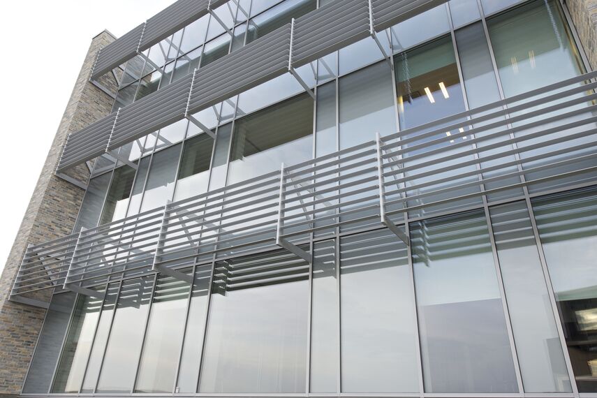 BriseSoleil 100 Osłony przeciwsłoneczne oraz CW 50-HI Ściany osłonowe aluminiowe - Office building Det Faglige Hus zlokalizowany wDania