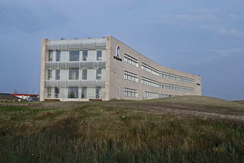 BriseSoleil 100 Osłony przeciwsłoneczne, CS 104 (c) Systemy anulowane oraz CW 50-HI Ściany osłonowe aluminiowe - Office building Det Faglige Hus zlokalizowany wDania
