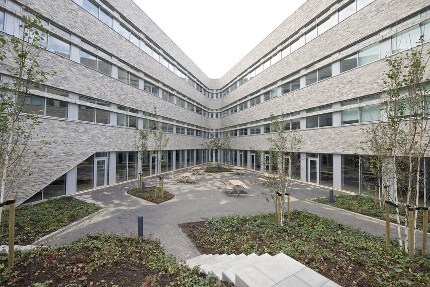 BriseSoleil 100 Osłony przeciwsłoneczne, CS 104 (c) Systemy anulowane oraz CW 50-HI Ściany osłonowe aluminiowe - Office building Det Faglige Hus zlokalizowany wDania