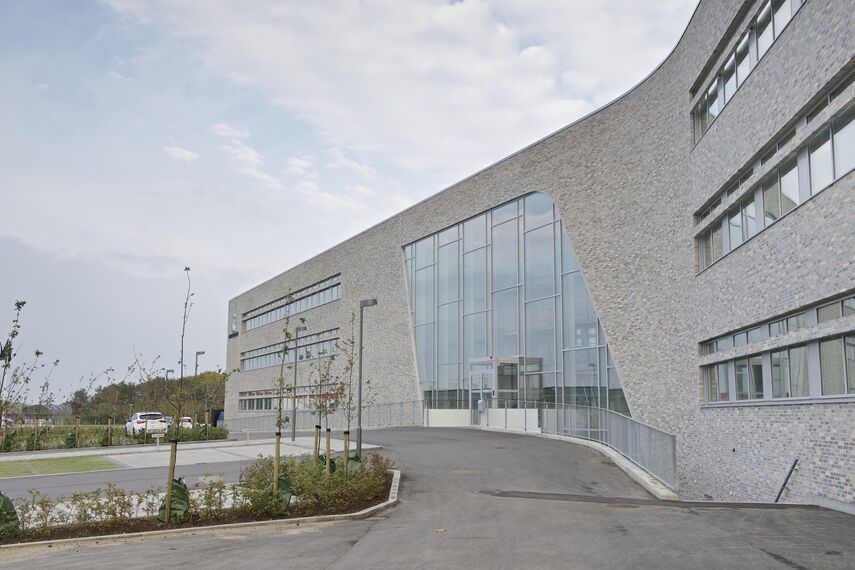 BriseSoleil 100 Osłony przeciwsłoneczne, CS 104 (c) Systemy anulowane oraz CW 50-HI Ściany osłonowe aluminiowe - Office building Det Faglige Hus zlokalizowany wDania