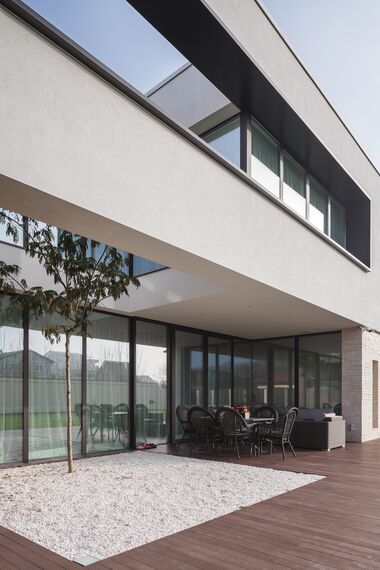 BriseSoleil 40 Osłony przeciwsłoneczne oraz CS 86-HI (c) Systemy anulowane - Private house K zlokalizowany wRumunia