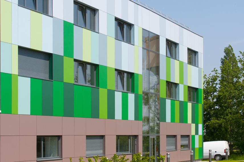 ConceptDoor 50 Drzwi aluminiowe, BriseSoleil 100 Osłony przeciwsłoneczne oraz XS 50 Okna aluminiowe - Boarding school Lycée Agricole LAVAL (boarding school) zlokalizowany wFrancja