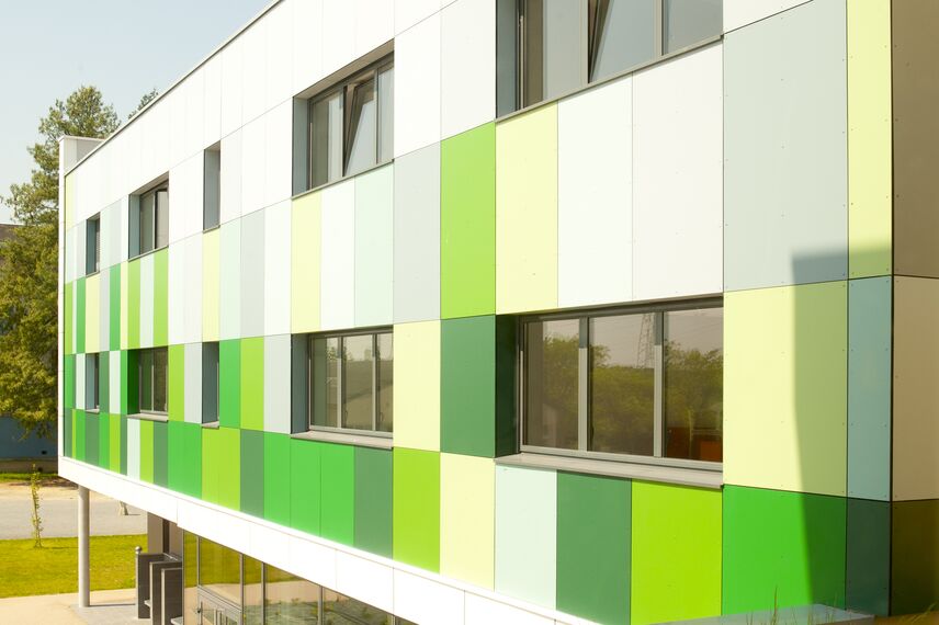 ConceptDoor 50 Drzwi aluminiowe, BriseSoleil 100 Osłony przeciwsłoneczne oraz XS 50 Okna aluminiowe - Boarding school Lycée Agricole LAVAL (boarding school) zlokalizowany wFrancja