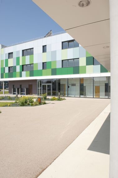 ConceptDoor 50 Drzwi aluminiowe, BriseSoleil 100 Osłony przeciwsłoneczne oraz XS 50 Okna aluminiowe - Boarding school Lycée Agricole LAVAL (boarding school) zlokalizowany wFrancja