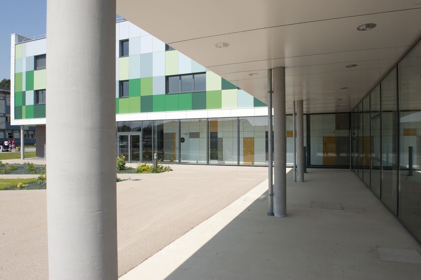 ConceptDoor 50 Drzwi aluminiowe, BriseSoleil 100 Osłony przeciwsłoneczne oraz XS 50 Okna aluminiowe - Boarding school Lycée Agricole LAVAL (boarding school) zlokalizowany wFrancja