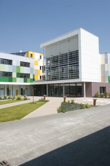 ConceptDoor 50 Drzwi aluminiowe, BriseSoleil 100 Osłony przeciwsłoneczne oraz XS 50 Okna aluminiowe - Boarding school Lycée Agricole LAVAL (boarding school) zlokalizowany wFrancja