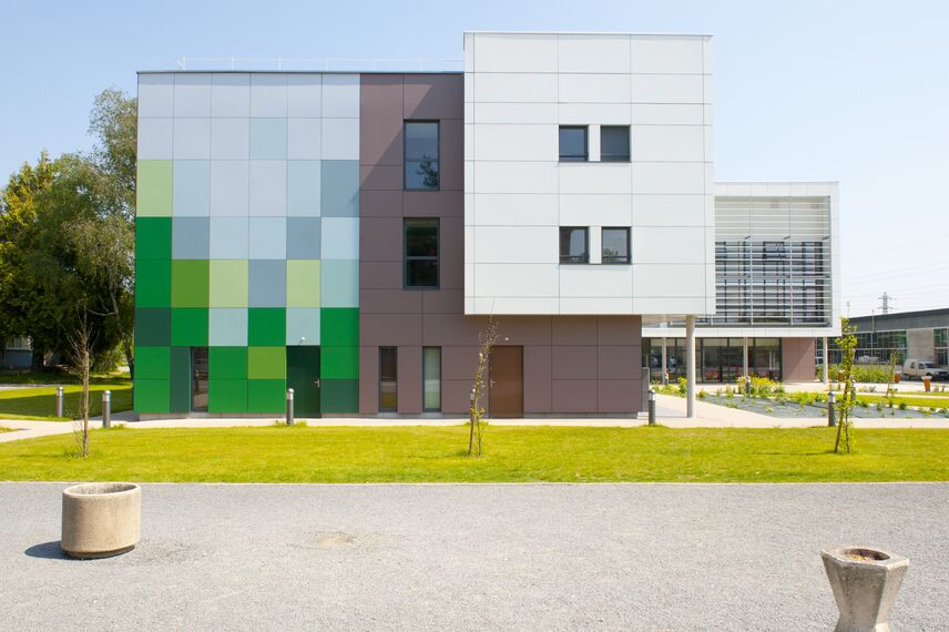 ConceptDoor 50 Drzwi aluminiowe, BriseSoleil 100 Osłony przeciwsłoneczne oraz XS 50 Okna aluminiowe - Boarding school Lycée Agricole LAVAL (boarding school) zlokalizowany wFrancja