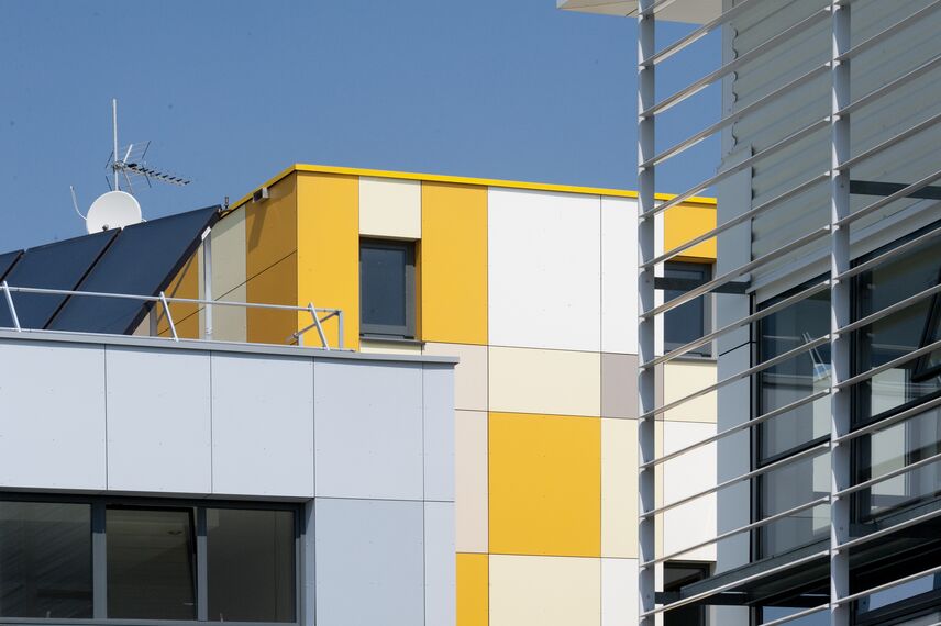 ConceptDoor 50 Drzwi aluminiowe, BriseSoleil 100 Osłony przeciwsłoneczne oraz XS 50 Okna aluminiowe - Boarding school Lycée Agricole LAVAL (boarding school) zlokalizowany wFrancja