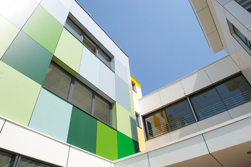 ConceptDoor 50 Drzwi aluminiowe, BriseSoleil 100 Osłony przeciwsłoneczne oraz XS 50 Okna aluminiowe - Boarding school Lycée Agricole LAVAL (boarding school) zlokalizowany wFrancja