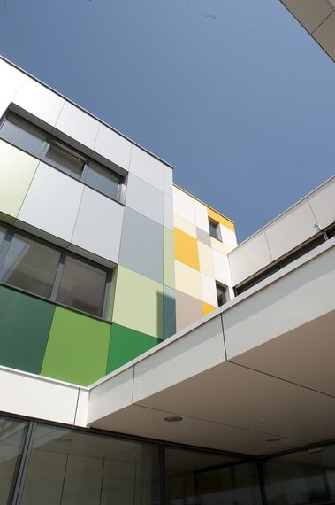 ConceptDoor 50 Drzwi aluminiowe, BriseSoleil 100 Osłony przeciwsłoneczne oraz XS 50 Okna aluminiowe - Boarding school Lycée Agricole LAVAL (boarding school) zlokalizowany wFrancja