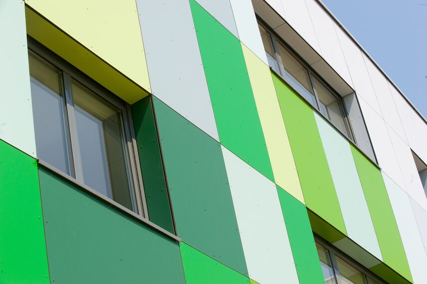 ConceptDoor 50 Drzwi aluminiowe, BriseSoleil 100 Osłony przeciwsłoneczne oraz XS 50 Okna aluminiowe - Boarding school Lycée Agricole LAVAL (boarding school) zlokalizowany wFrancja