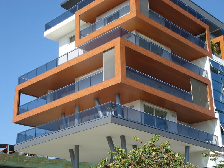 ConceptPatio 130 Drzwi przesuwne aluminiowe, ConceptWall 50 Ściany osłonowe aluminiowe, ThermoSystem 68 Okna aluminiowe oraz ConceptPatio 68 Drzwi przesuwne aluminiowe - Apartmentcompleks Tree House zlokalizowany w Lignano Sabbiadoro, Włochy
