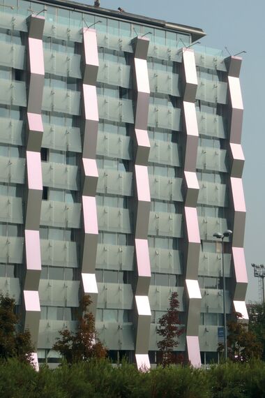 ConceptWall 60 Ściany osłonowe aluminiowe oraz CS 86-HI (c) Systemy anulowane - Apartmentcompleks Apartments Famagosta zlokalizowany w Milan, Włochy