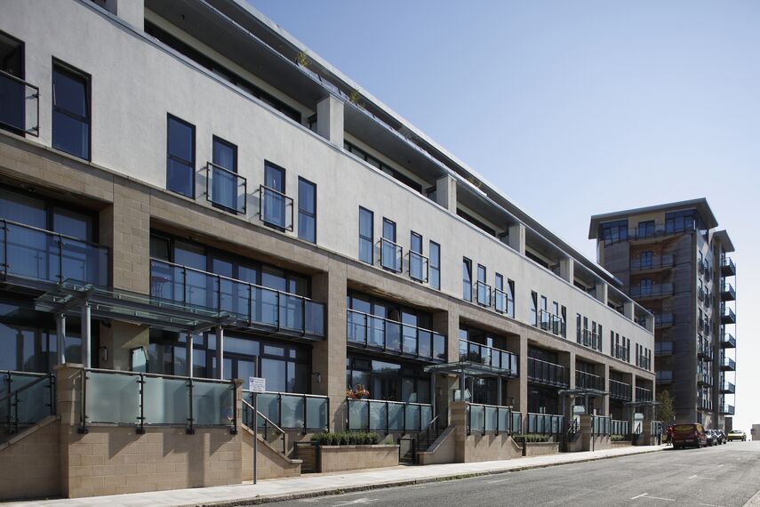 CP 96 Drzwi przesuwne aluminiowe oraz ConceptWall 50 Ściany osłonowe aluminiowe - Apartmentcompleks Azure Project zlokalizowany w Plymouth, Zjednoczone Królestwo